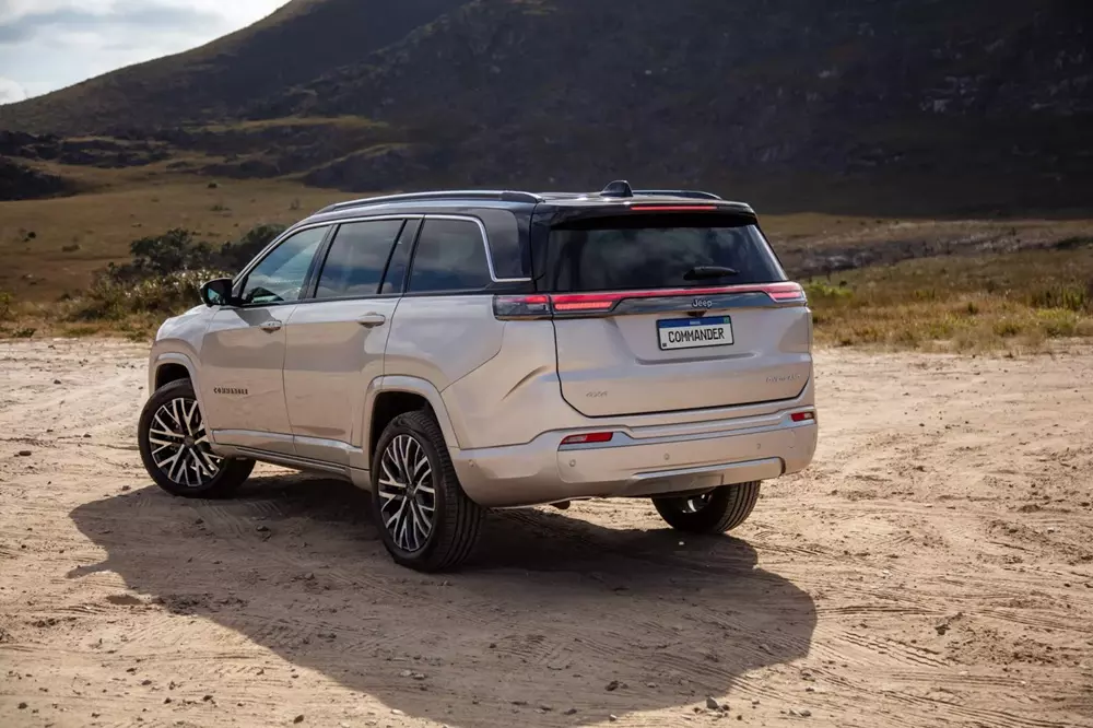 SUV 3 hàng ghế Jeep Commander được nâng cấp, có cả phiên bản bọc thép chống đạn - Ảnh 3. SUV 3 hàng ghế Jeep Commander được nâng cấp, có cả phiên bản bọc thép chống đạn - Ảnh 3.