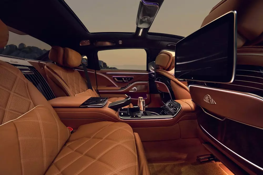 Hành khách phía sau của Mercedes-Maybach S-Class 2026 có thể giải trí bằng màn hình gối nằm sau ghế trước Hành khách phía sau của Mercedes-Maybach S-Class 2026 có thể giải trí bằng màn hình gối nằm sau ghế trước
