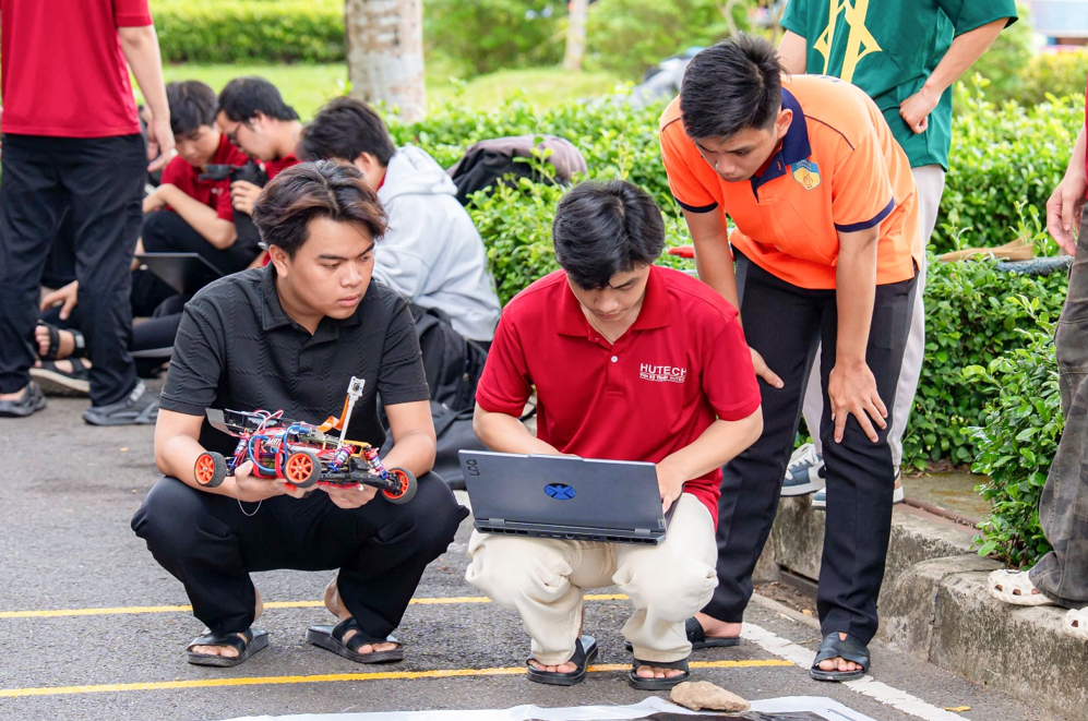Tốc độ, công nghệ và những cú bứt phá của sinh viên HUTECH trên đường đua xe mô hình- Ảnh 5.