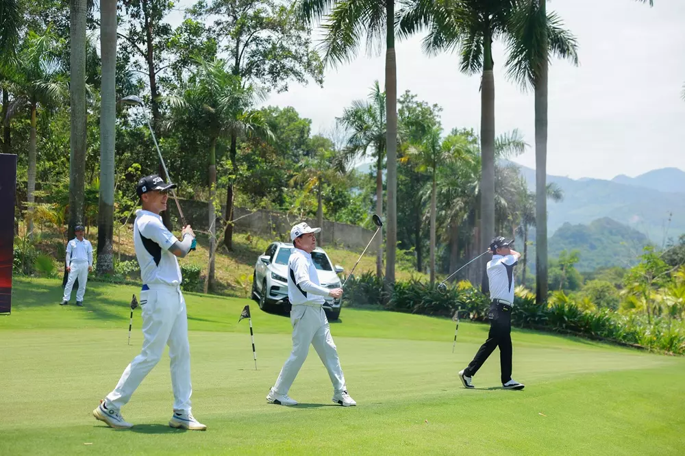 Các golfer Hàn Quốc giao lưu và hướng dẫn kỹ thuật tại line tập Các golfer Hàn Quốc giao lưu và hướng dẫn kỹ thuật tại line tập