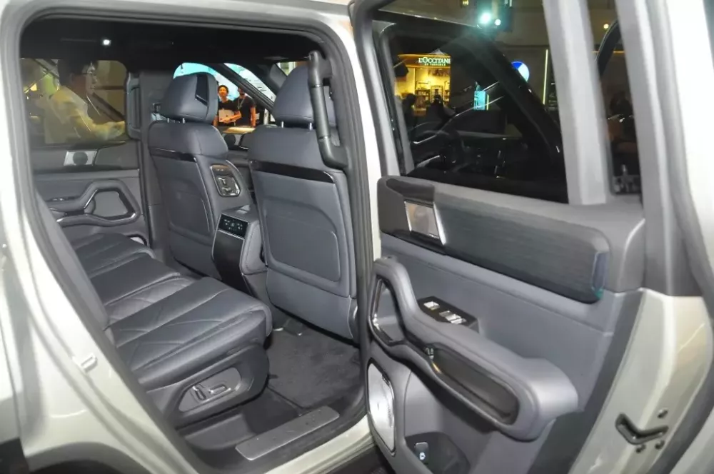 BYD Denza B8 được bán tại Đông Nam Á, kích thước lớn hơn Toyota Land Cruiser, chạy 115 km không tốn xăng - Ảnh 8.