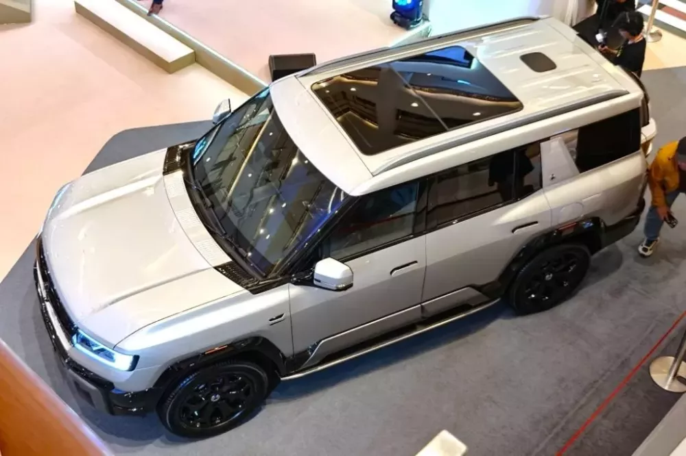 BYD Denza B8 được bán tại Đông Nam Á, kích thước lớn hơn Toyota Land Cruiser, chạy 115 km không tốn xăng - Ảnh 5.