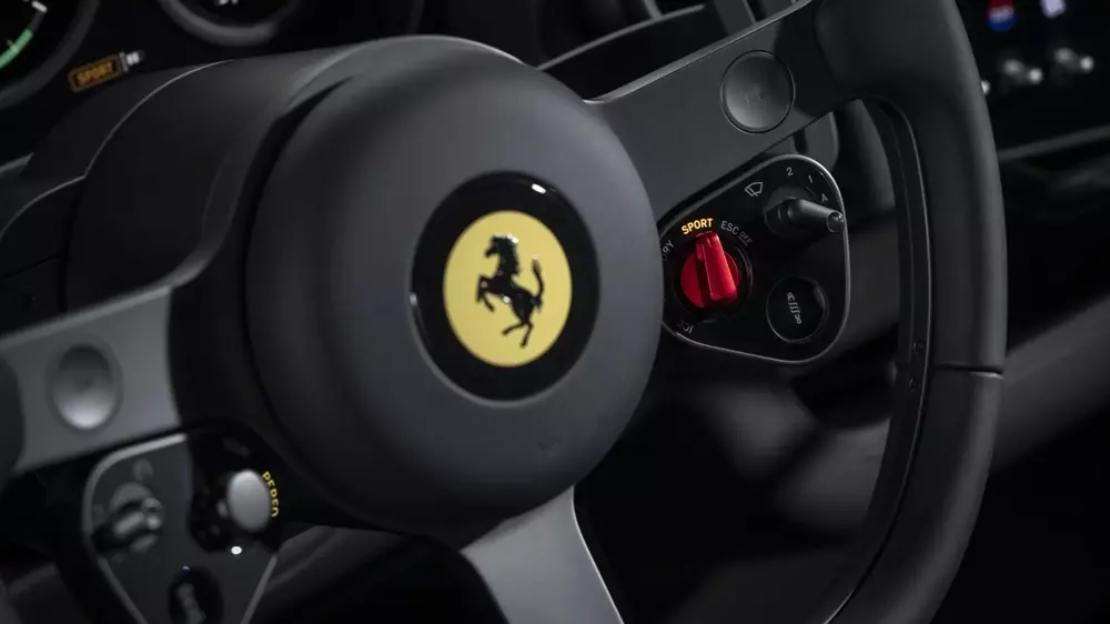 Vô lăng của Ferrari Luce có các công tắc và phím vật lý