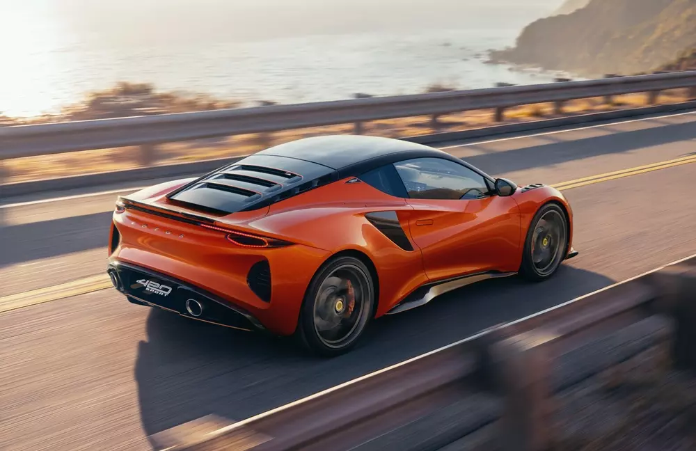 Lotus Emira 420 Sport được trang bị nắp khoang động cơ dạng khe gió xếp tầng