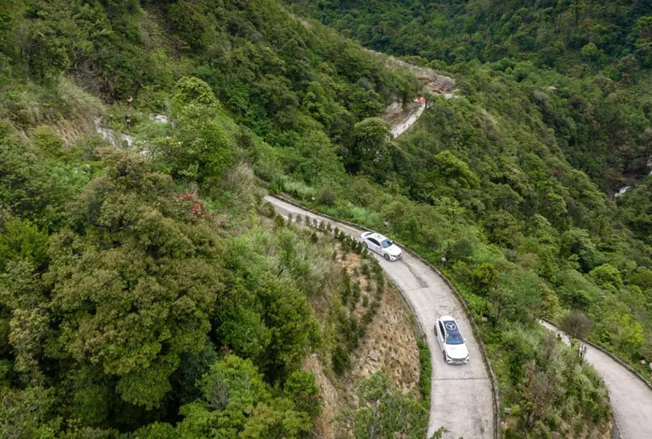 Mercedes-Benz đi vòng quanh thế giới "140 Years. 140 Places." chính thức đến Việt Nam - Ảnh 5.