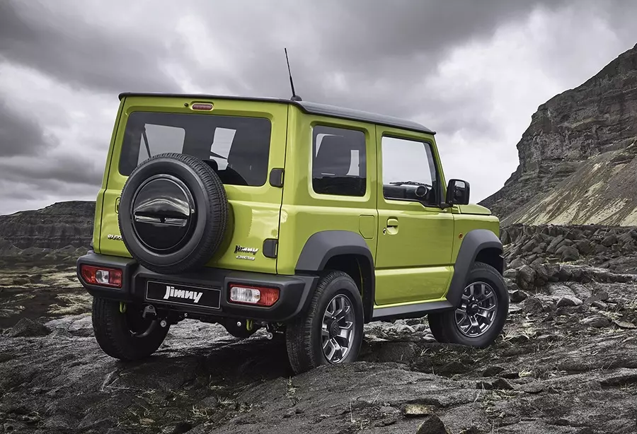 Suzuki Jimny 2026 có lốp dự phòng phía sau theo đúng chất xe off-road