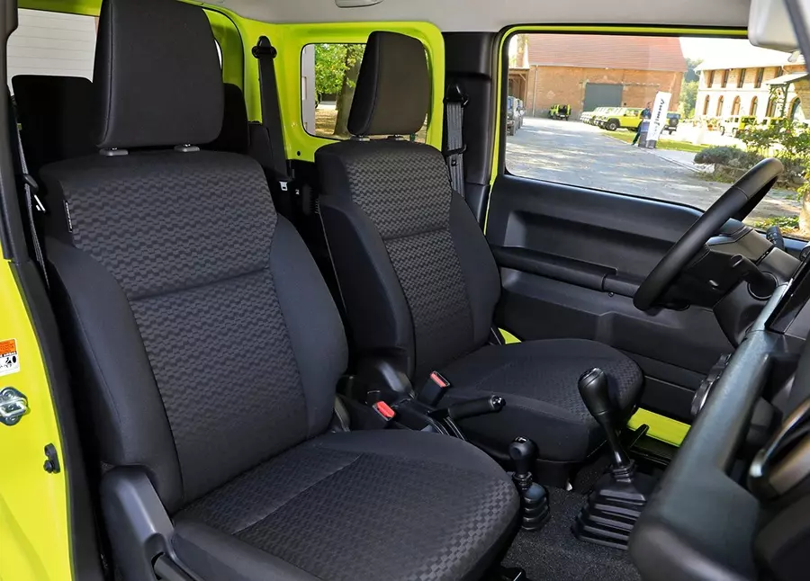Suzuki Jimny 2026 chỉ dùng ghế bọc nỉ và chỉnh cơ