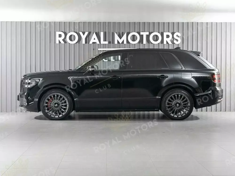 Chiếc Toyota Century SUV này dùng mâm 22 inch và cùm phanh màu đỏ