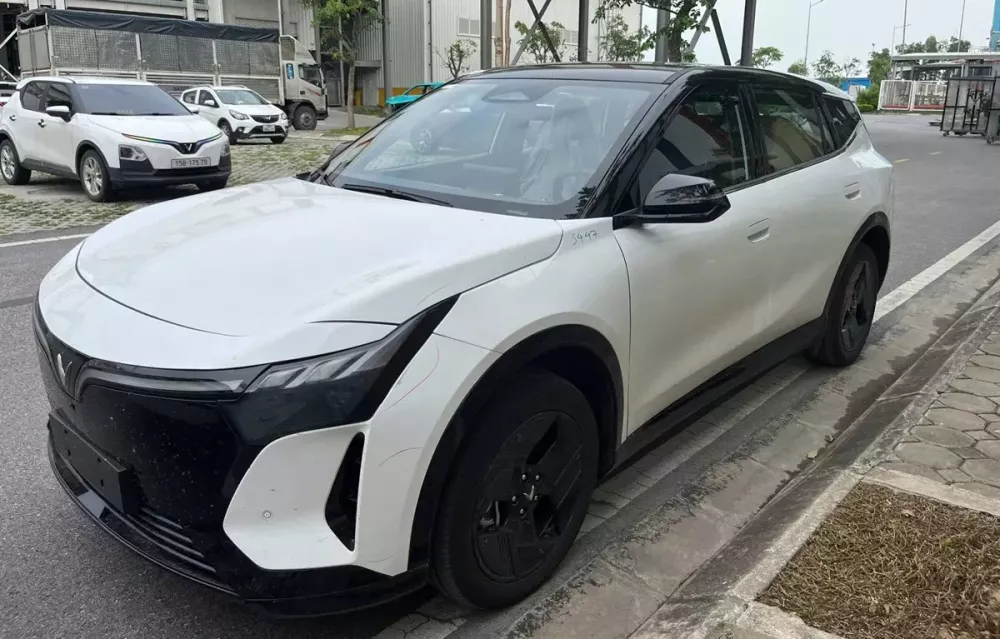 VinFast VF 8 mới sở hữu nhiều chi tiết ngoại thất màu đen bóng VinFast VF 8 mới sở hữu nhiều chi tiết ngoại thất màu đen bóng