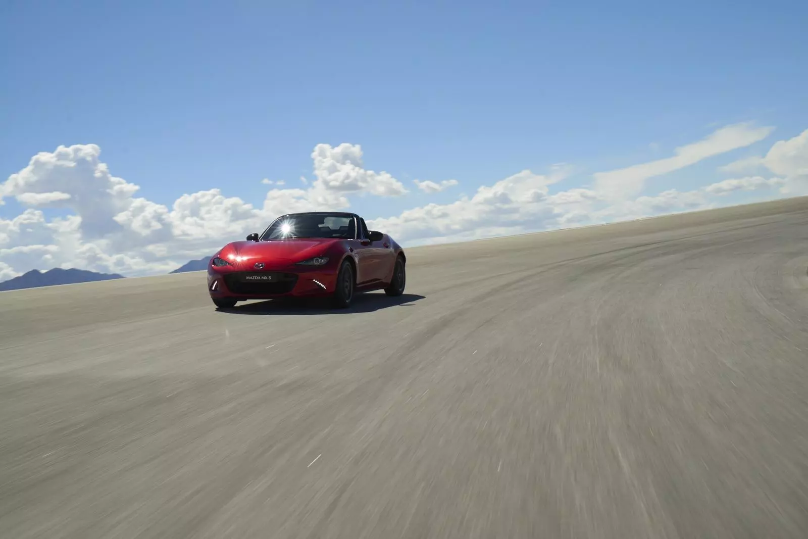 Mazda MX-5 giá từ 1,339 tỷ đồng có gì để chinh phục khách hàng Việt? - Ảnh 6.