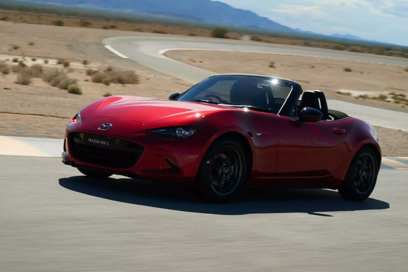 Mazda MX-5 giá từ 1,339 tỷ đồng có gì để chinh phục khách hàng Việt? - Ảnh 1.