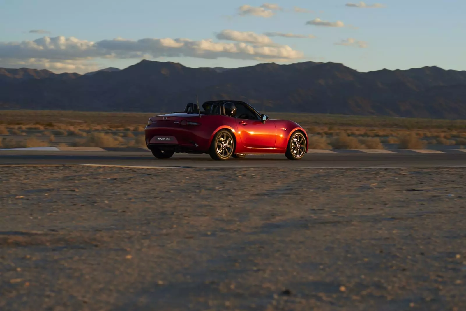 Mazda MX-5 giá từ 1,339 tỷ đồng có gì để chinh phục khách hàng Việt? - Ảnh 3.