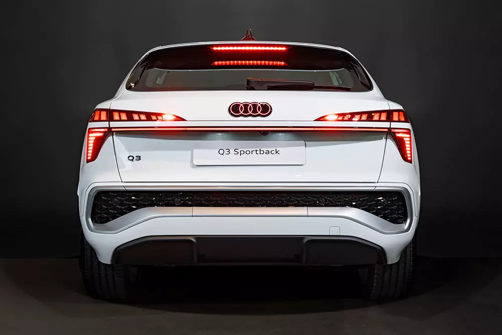 SUV hạng sang cỡ nhỏ Audi Q3 2026 được giới thiệu ở Việt Nam, giá cao hơn đối thủ BMW X1 sắp ra mắt - Ảnh 5.