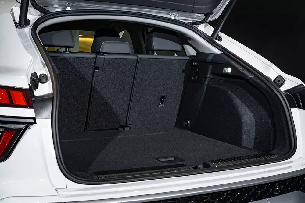 SUV hạng sang cỡ nhỏ Audi Q3 2026 được giới thiệu ở Việt Nam, giá cao hơn đối thủ BMW X1 sắp ra mắt - Ảnh 6.
