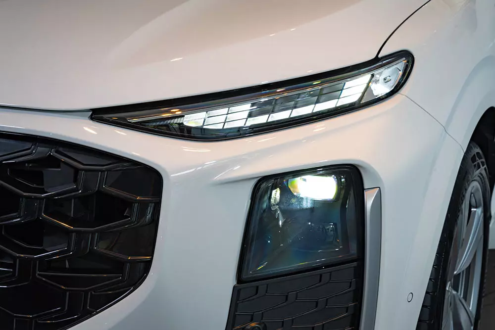 SUV hạng sang cỡ nhỏ Audi Q3 2026 được giới thiệu ở Việt Nam, giá cao hơn đối thủ BMW X1 sắp ra mắt - Ảnh 4.