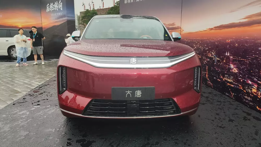 SUV cỡ lớn BYD Datang chính thức được bán ra thị trường, có thể chạy 950 km và sạc nhanh như chớp - Ảnh 2.