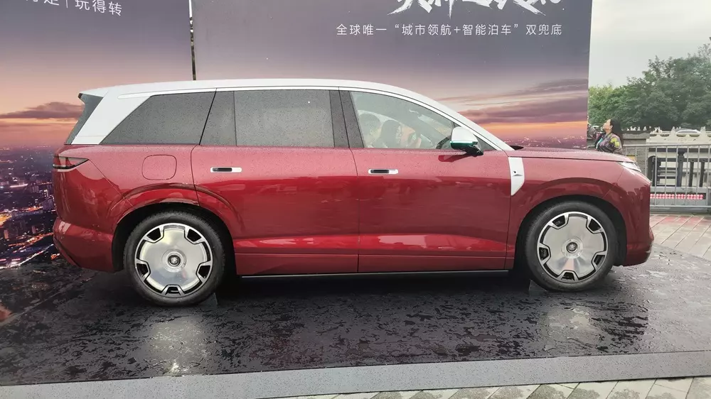 SUV cỡ lớn BYD Datang chính thức được bán ra thị trường, có thể chạy 950 km và sạc nhanh như chớp - Ảnh 4.