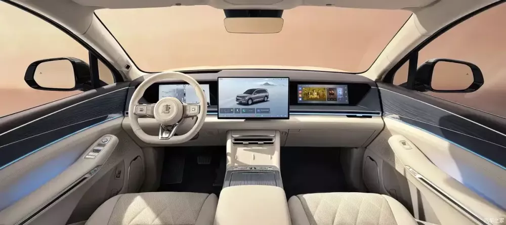 Khoang lái nhiều màn hình của BYD Datang