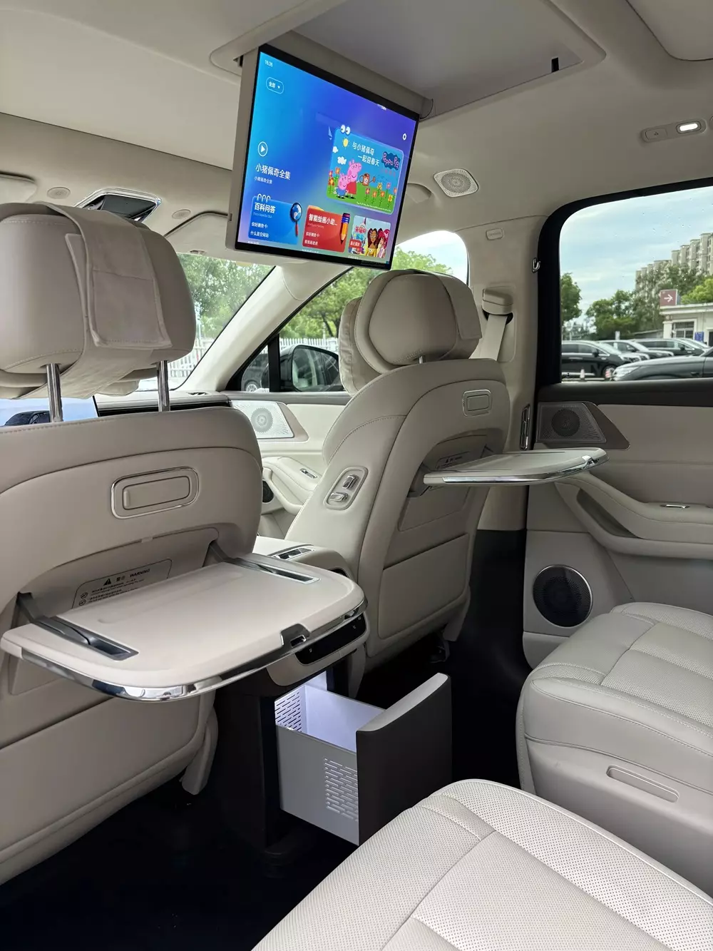 BYD Denza N8L 2027 bản cao cấp có màn hình treo trần dành cho hàng ghế sau.