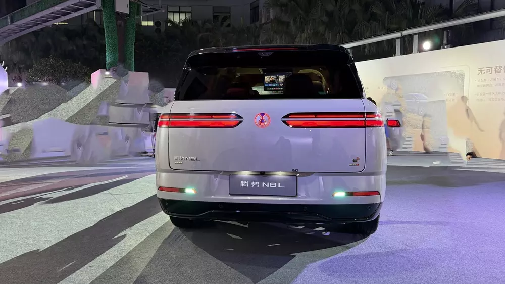 BYD Denza N8L 2027 có thể chạy 430 km mà không tốn xăng.