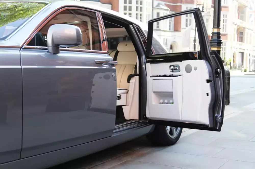 Cửa tự sát là một trang bị đặc trưng của xe Rolls-Royce