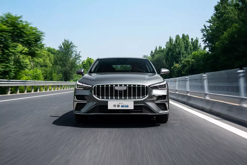 Xe lập kỷ lục thế giới về khả năng tiết kiệm xăng Geely Emgrand i-HEV ra mắt với giá rẻ - Ảnh 3.