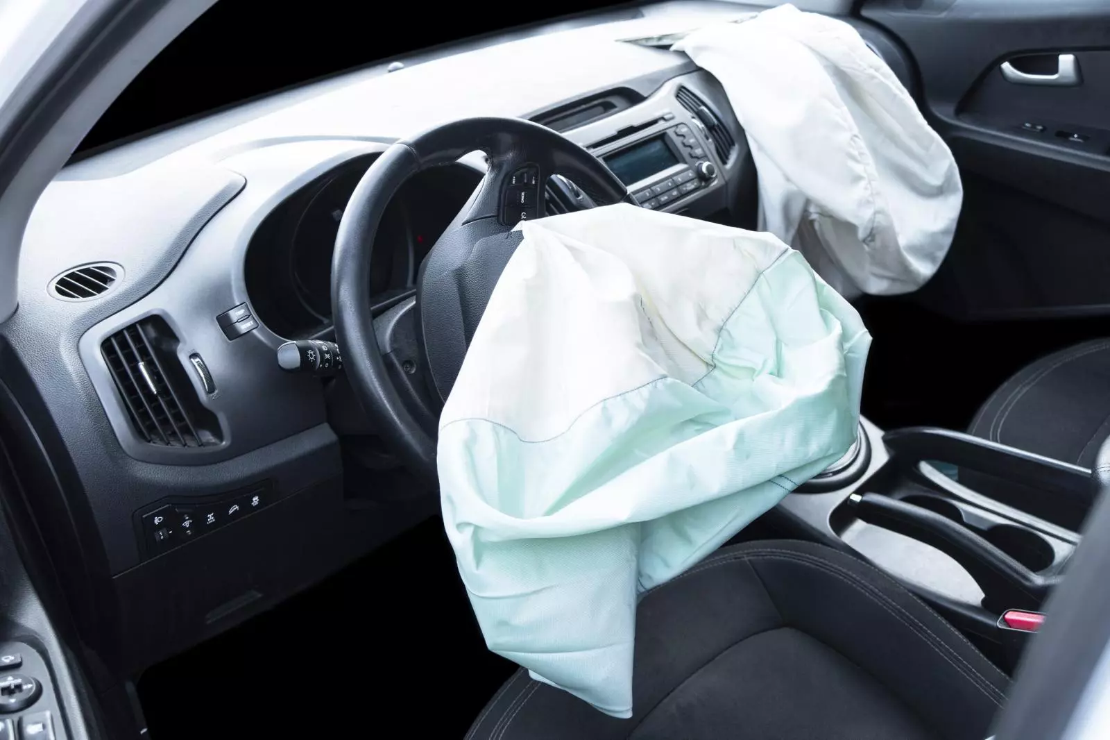 Hơn 137.000 xe ô tô tại Việt Nam bị triệu hồi khẩn vì nguy cơ phát nổ túi khí Takata - Ảnh 1.