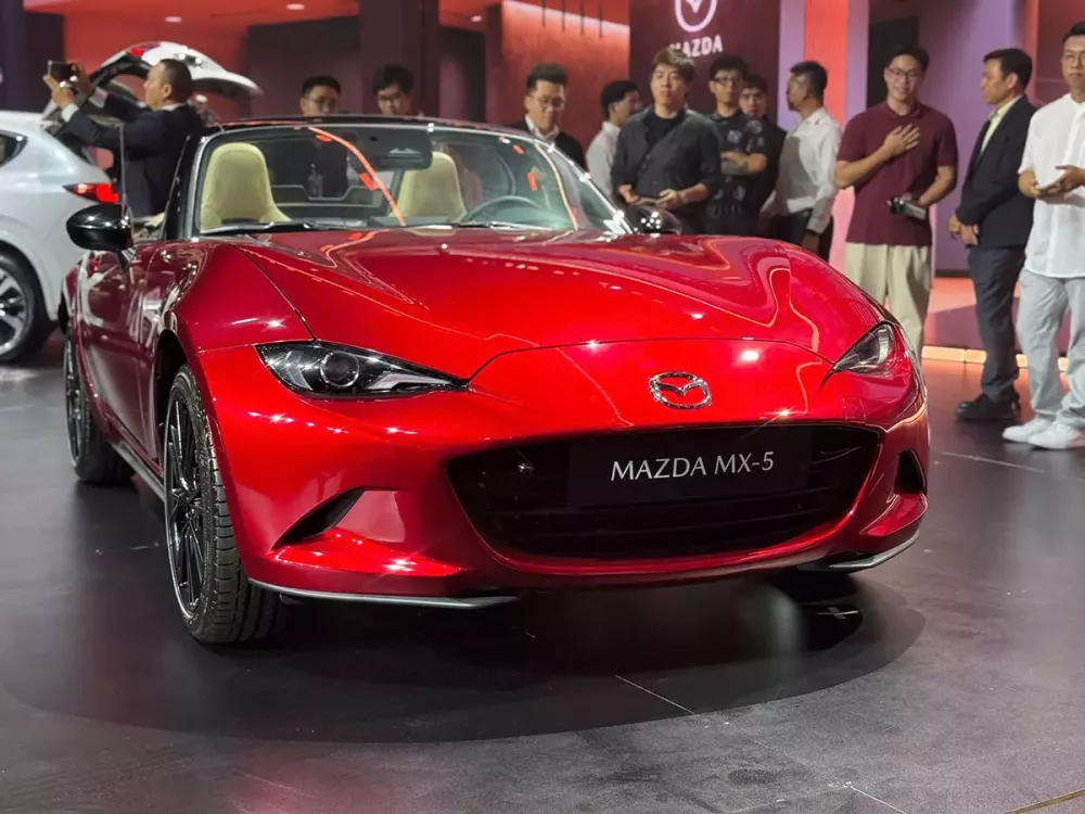 Thiết kế ngoại thất của Mazda MX-5 ở hai phiên bản không khác biệt nhiều