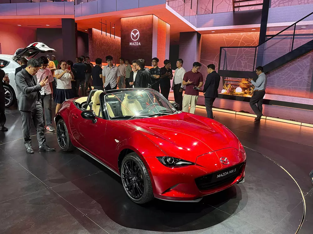 Vua doanh số của phân khúc xe mui trần Mazda MX-5 chính thức bán tại Việt Nam, giá từ 1,339 tỷ đồng