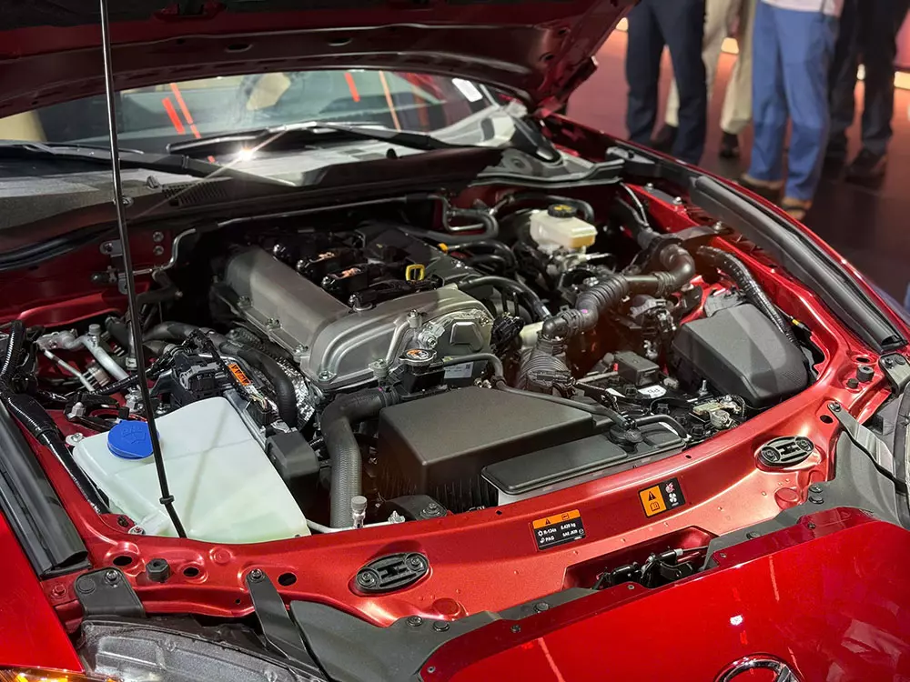 Mazda MX-5 dùng động cơ xăng 2.0L.