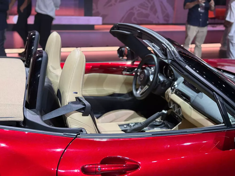 Mazda MX-5 chỉ sở hữu nội thất 2 chỗ ngồi