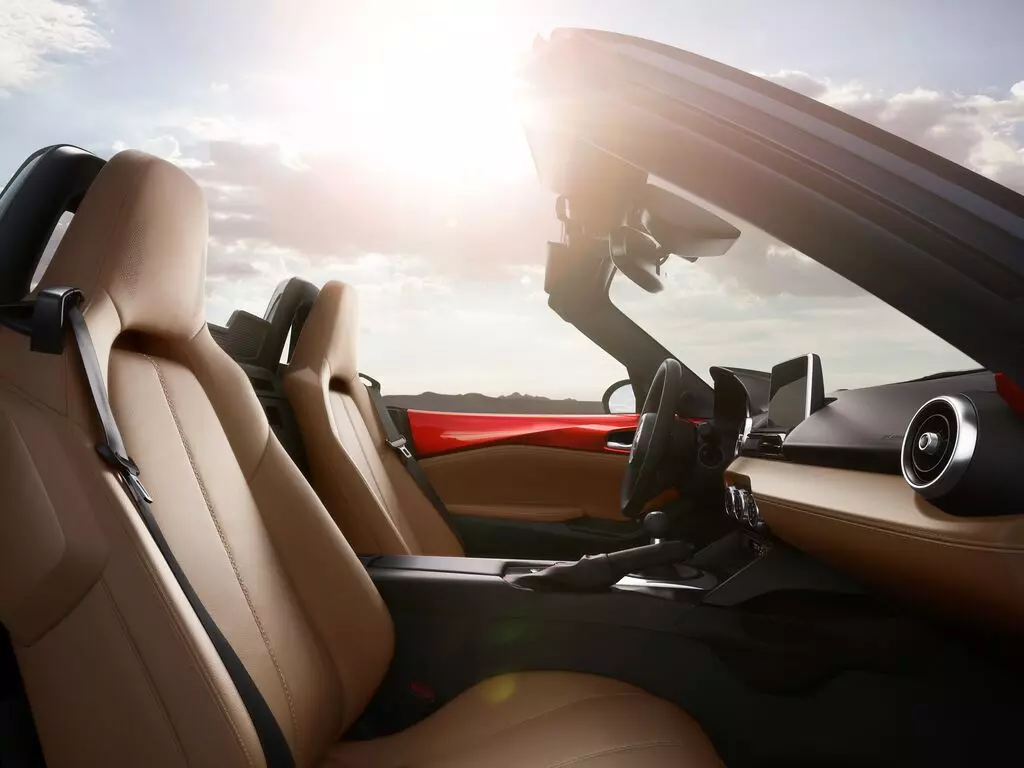 Mazda MX-5 giá từ 1,339 tỷ đồng có gì để chinh phục khách hàng Việt? - Ảnh 5.