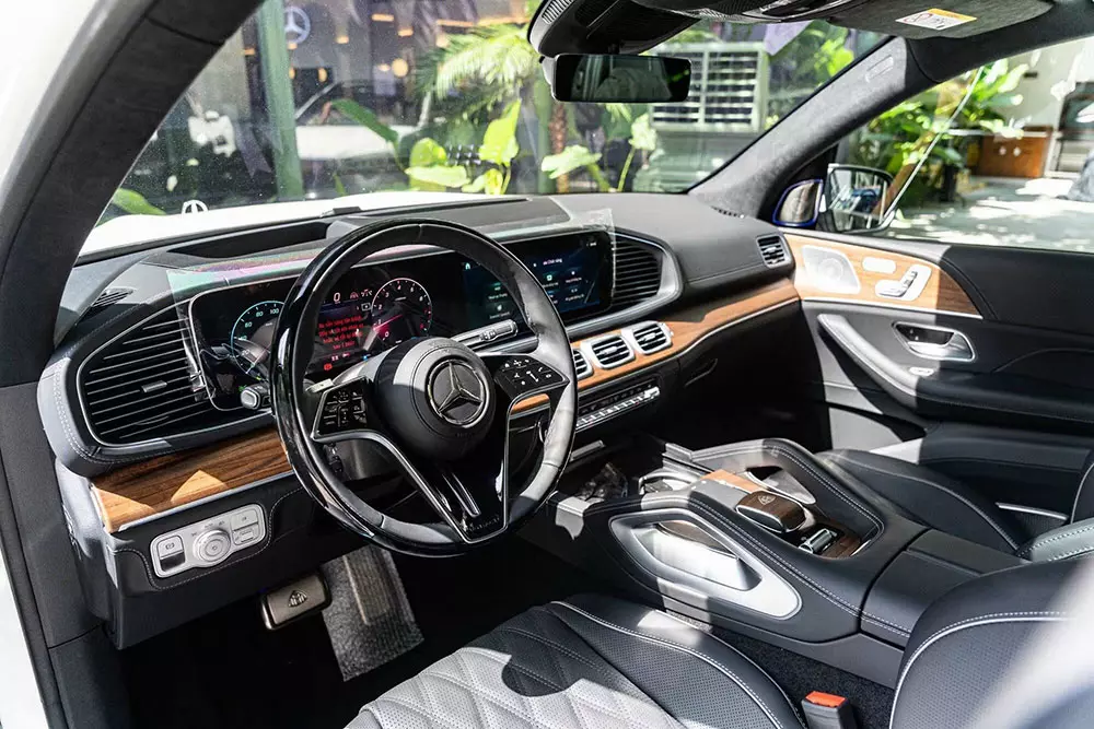 mercedes-maybach-gls-480-4matic-2027-2-caa5 Ngắm hình ảnh "bằng xương, bằng thịt" của Mercedes-Maybach GLS 480 4Matic 2027 mới ra mắt Việt Nam - Ảnh 13.