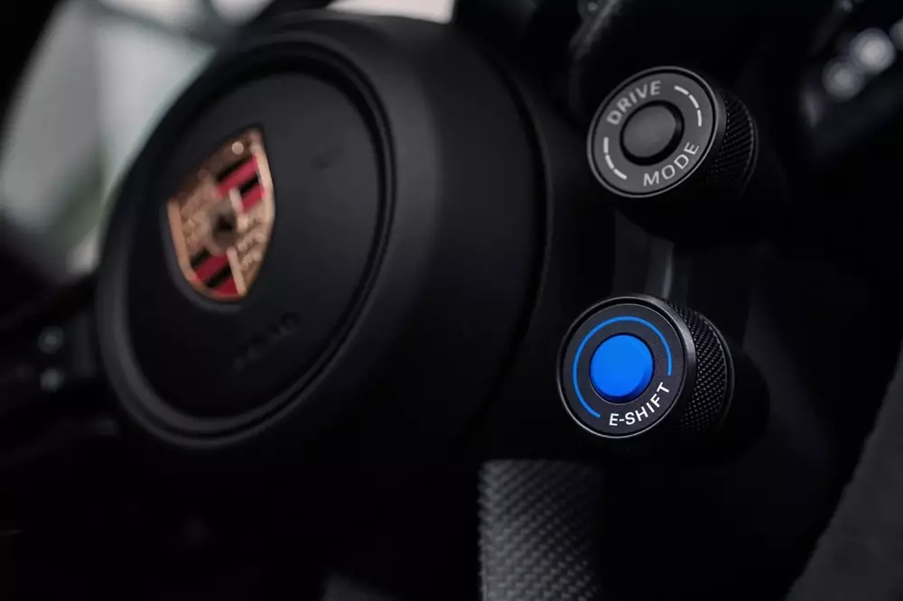 Ô tô điện Porsche Taycan 2027 được bổ sung công nghệ mô phỏng quá trình sang số như xe xăng - Ảnh 2.