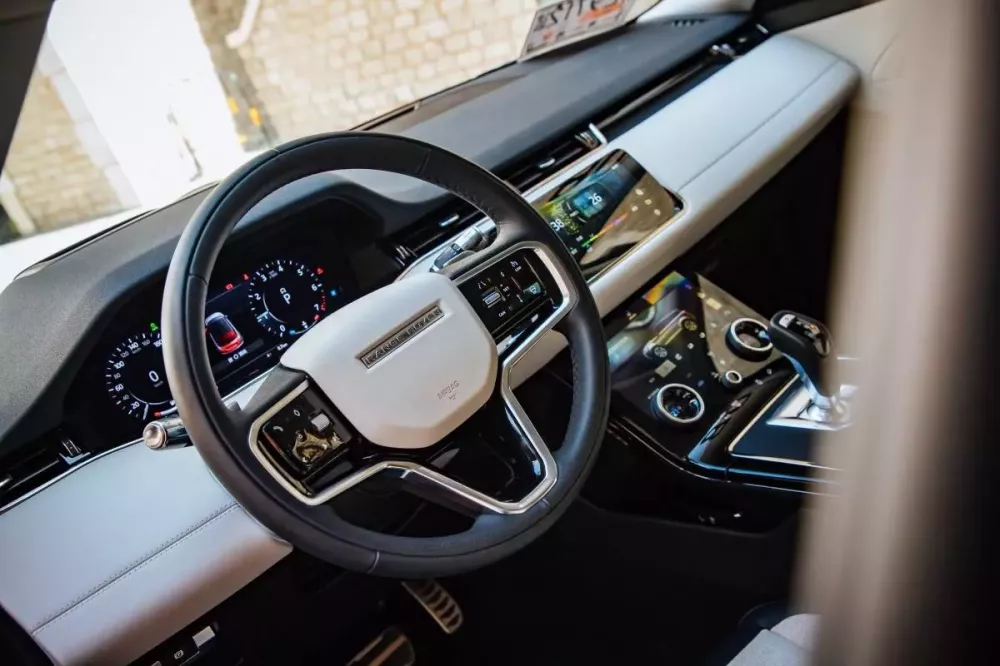 Khoang lái của Range Rover Evoque L