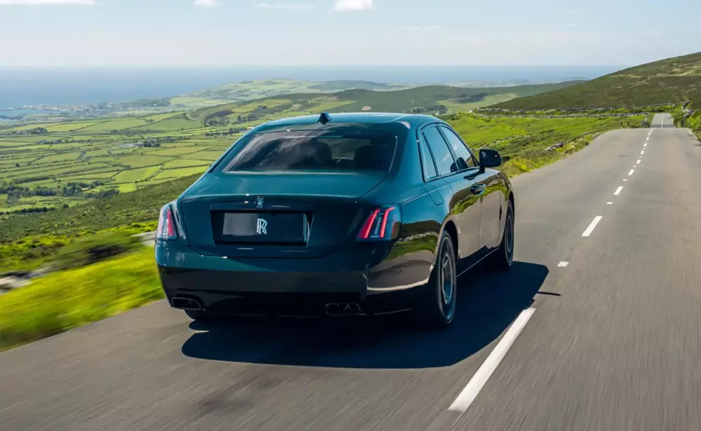 Rolls-Royce Black Badge Ghost Tourist Trophy vẫn dùng động cơ tiêu chuẩn
