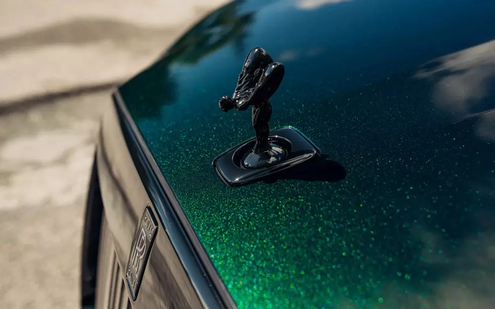 Biểu tượng thiếu phụ bay màu đen trên nắp ca-pô của Rolls-Royce Black Badge Ghost Tourist Trophy