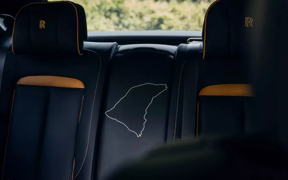 Hình thêu mô phỏng đường đua Isle of Man Short Highroads Course của Rolls-Royce Black Badge Ghost Tourist Trophy