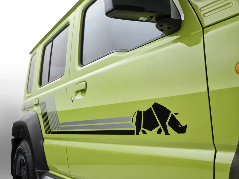 Đề-can tê giác trên sườn xe của Suzuki Jimny XL Rhino Special Edition