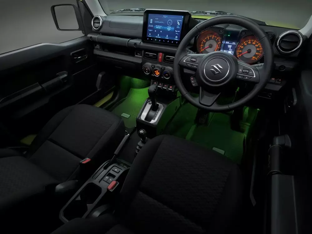 Suzuki Jimny XL Rhino Special Edition có thêm đèn viền ở khu vực để chân