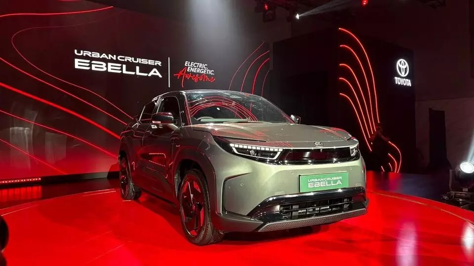 Toyota Urban Cruiser Ebella được định vị cao cấp hơn anh em song sinh Suzuki e Vitara