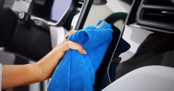 Vệ sinh màn hình cảm ứng ô tô đúng cách và những sai lầm cần tránh