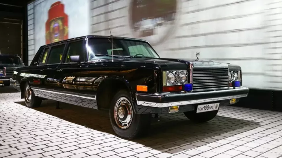 ZIL-4104 - limousine chế tạo thủ công dành riêng cho giới lãnh đạo cấp cao của Liên Xô ZIL-4104 - limousine chế tạo thủ công dành riêng cho giới lãnh đạo cấp cao của Liên Xô