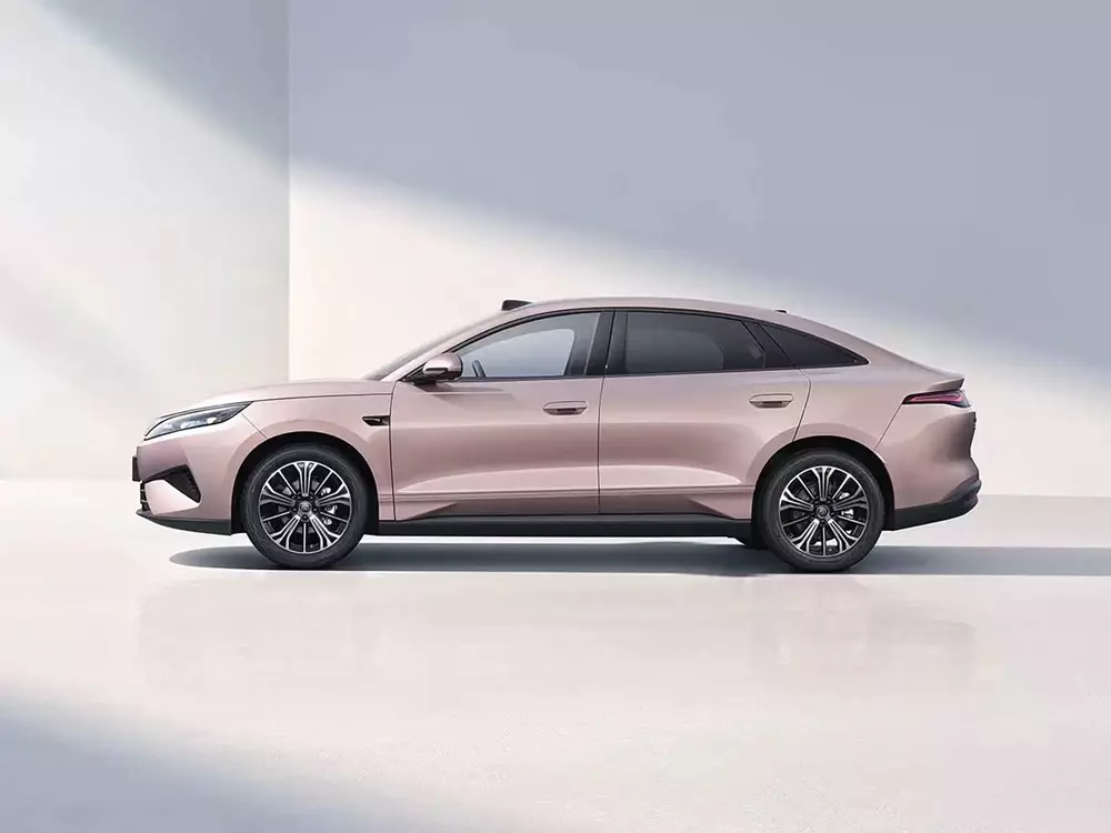 BYD Qin Max có kích thước ngang Toyota Camry