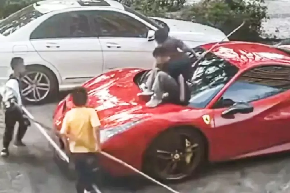Nhóm bé trai biến chiếc Ferrari trị giá hơn 12 tỷ đồng thành cầu trượt, chủ xe khởi kiện đòi bồi thường - Ảnh 2.