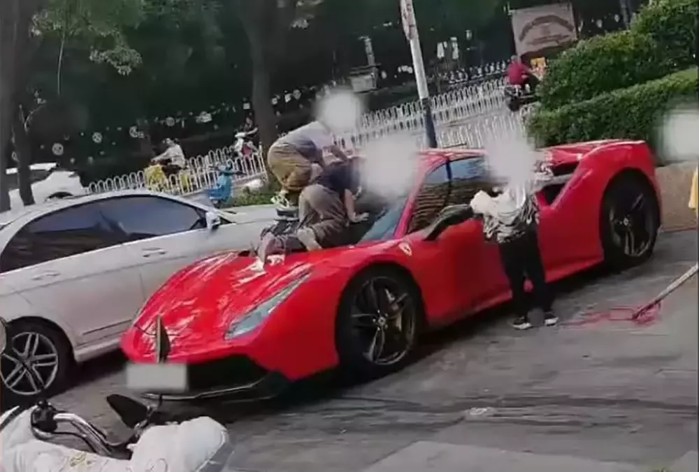 Nhóm bé trai biến chiếc Ferrari trị giá hơn 12 tỷ đồng thành cầu trượt, chủ xe khởi kiện đòi bồi thường - Ảnh 1.