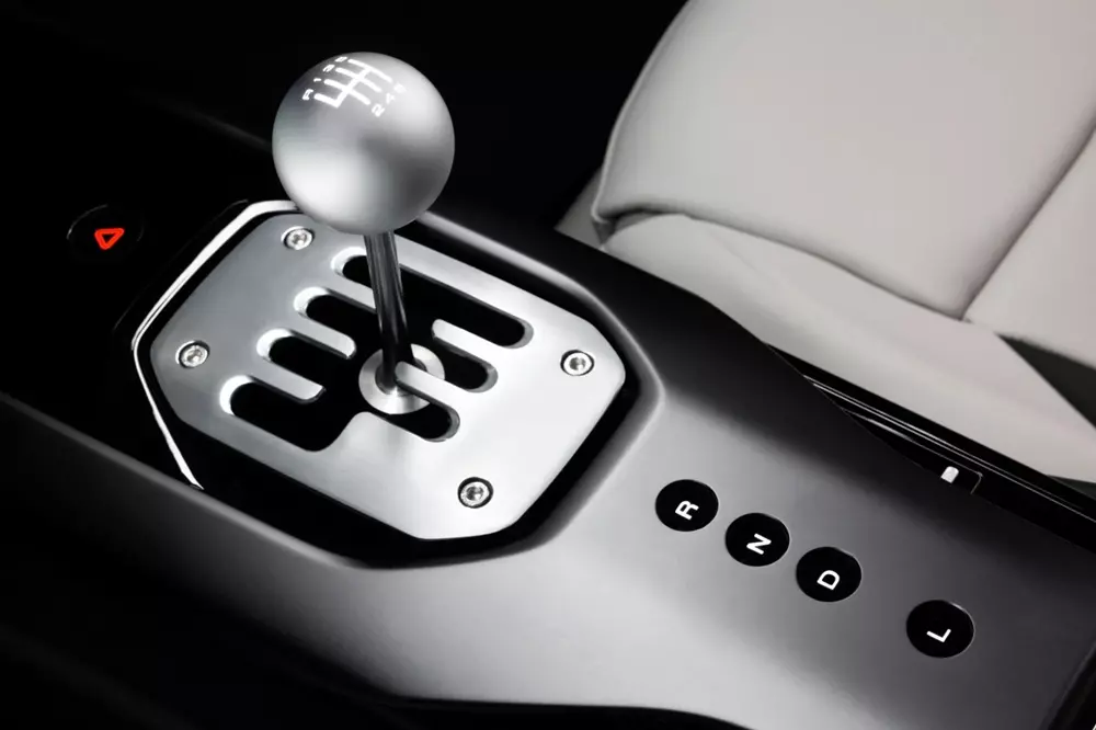 12Cilindri Manuale - siêu xe số sàn đầu tiên của Ferrari kể từ năm 2013 - Ảnh 2.