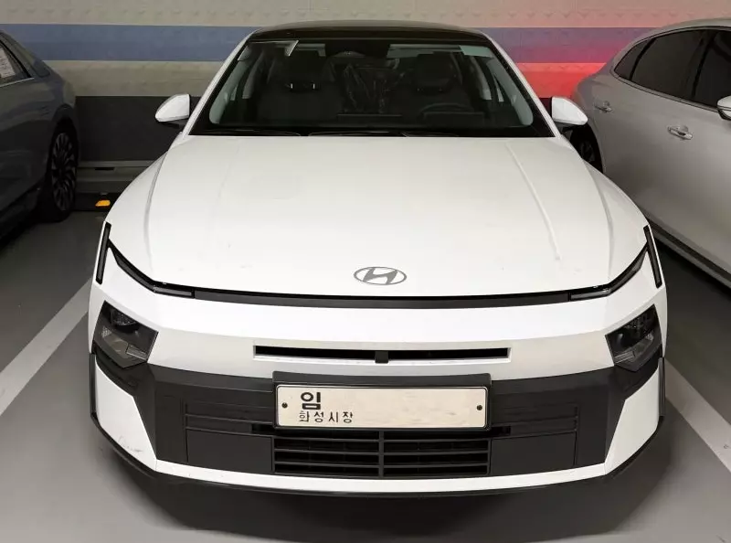 Hyundai Elantra 2027 bản tiêu chuẩn chủ yếu dùng bóng Halogen.