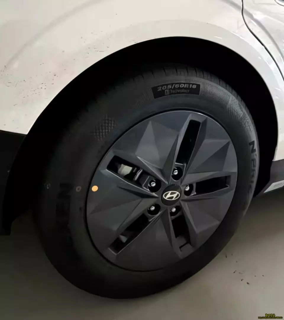 Hyundai Elantra 2027 bản tiêu chuẩn chỉ dùng mâm 16 inch với thiết kế kém nổi bật
