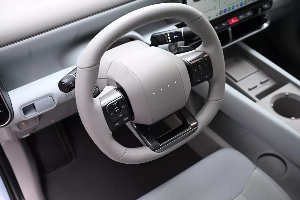 hyundai-ioniq-3-1-5922 Vô lăng của Hyundai Ioniq 3 đi kèm mã morse của chữ H thay vì logo hãng